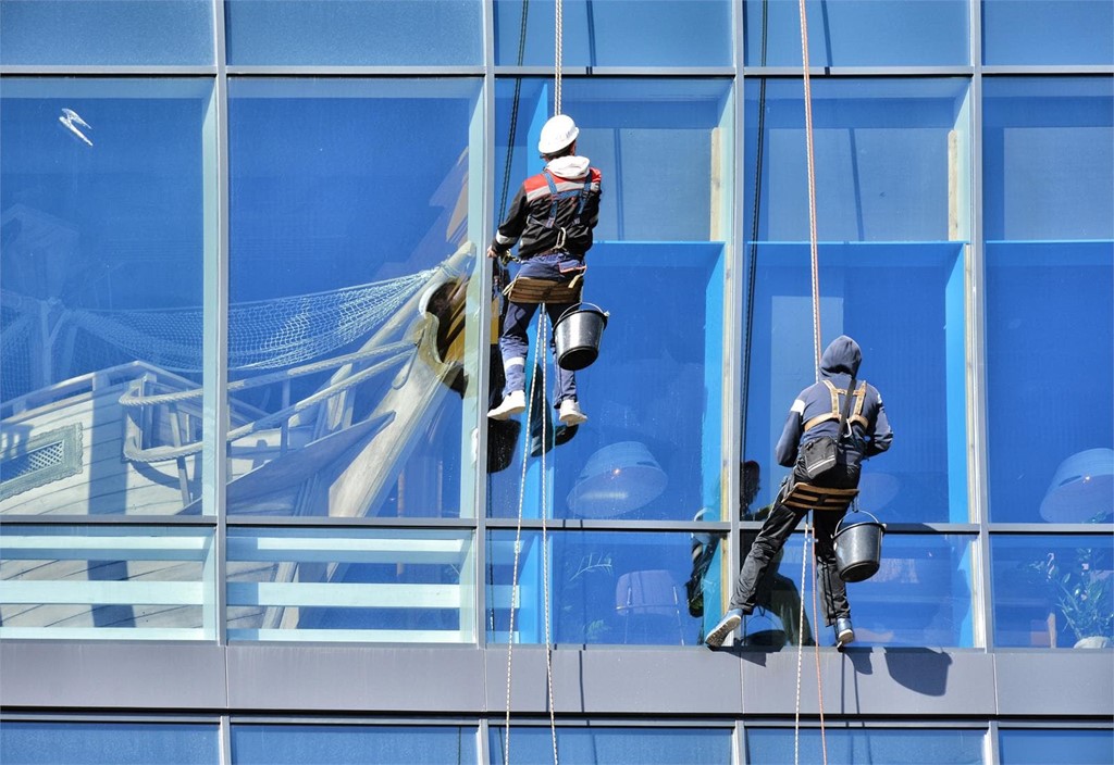 ¿Cómo es la limpieza de cristales en edificios y comunidades por medio del trabajo vertical?