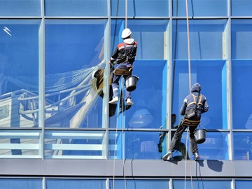 ¿Cómo es la limpieza de cristales en edificios y comunidades por medio del trabajo vertical?